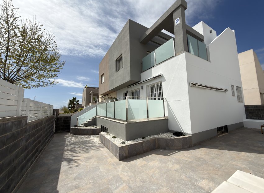 Herverkoop - Vrijstaande woning / Villa -
Torrevieja