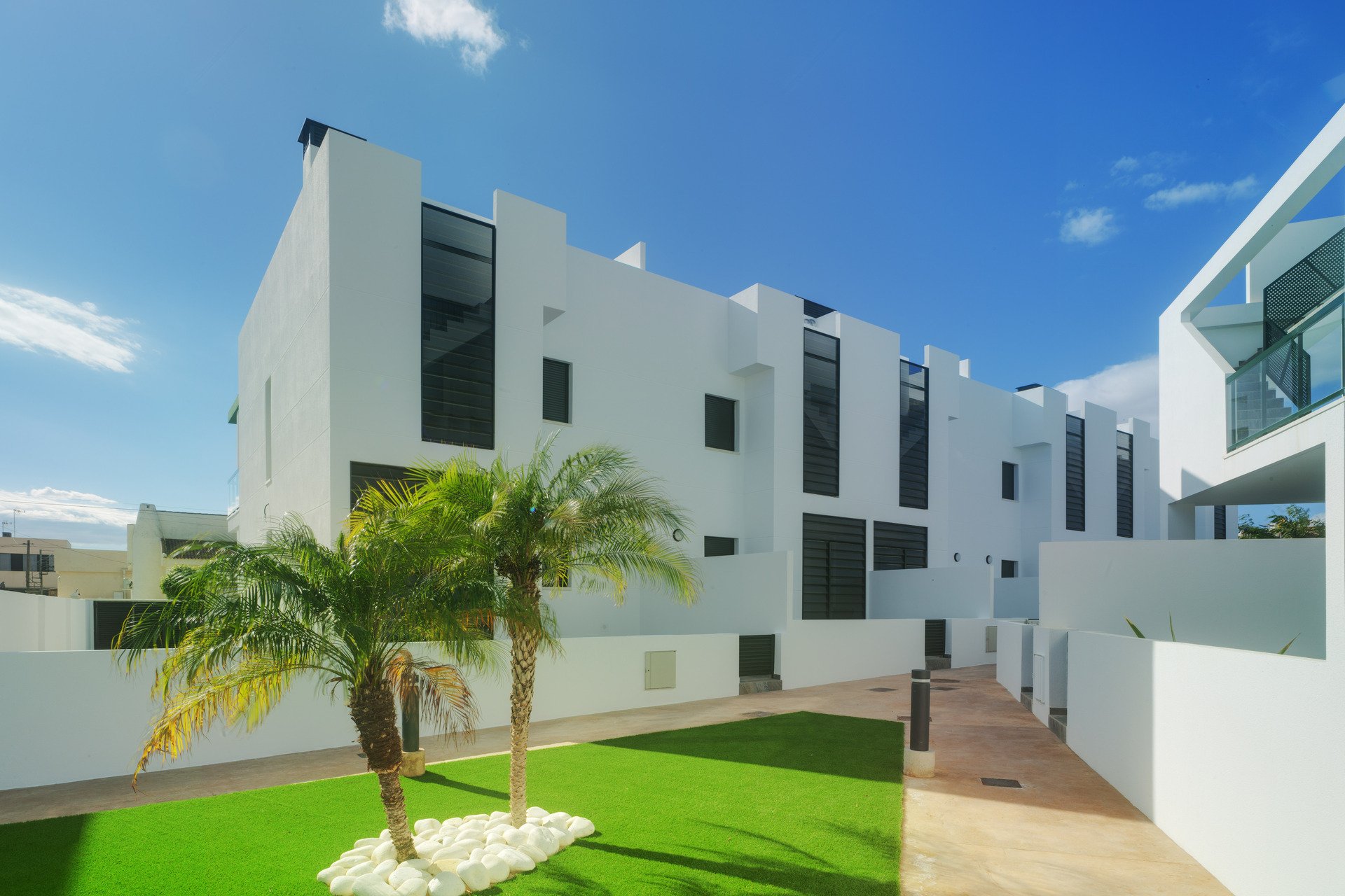 Neue Gebäude - Apartment -
Mil Palmeras