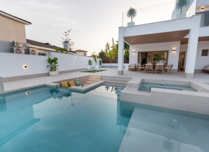 Neue Gebäude - Freistehend / Villa -
Orihuela Costa