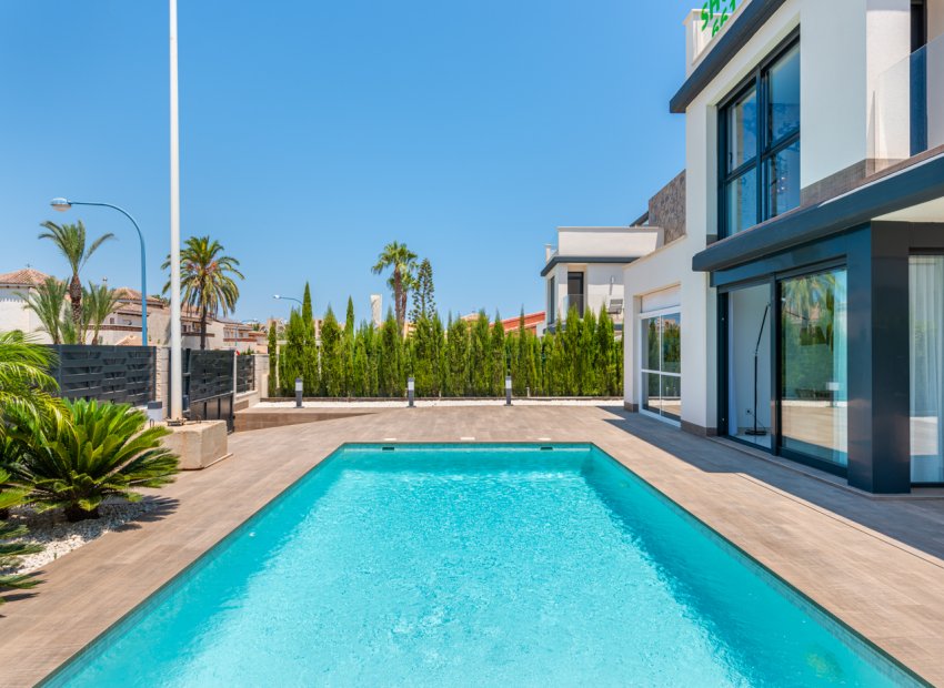 Neue Gebäude - Freistehend / Villa -
Playa Paraiso