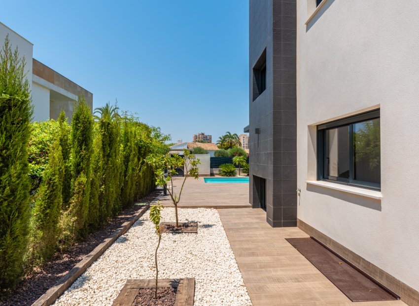 Neue Gebäude - Freistehend / Villa -
Playa Paraiso
