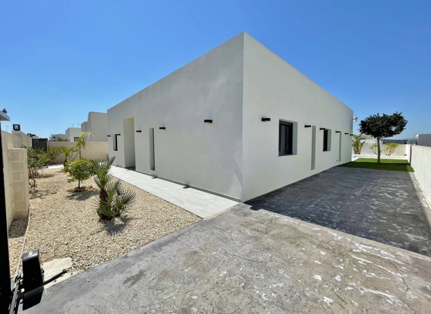 Neue Gebäude - Freistehend / Villa -
Rafal