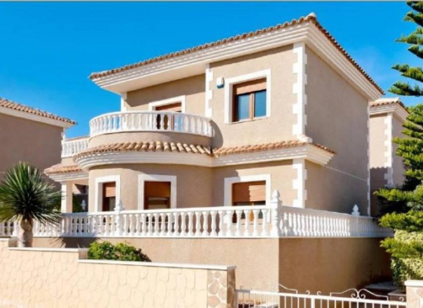 Neue Gebäude - Villa -
Torrevieja - Los Altos