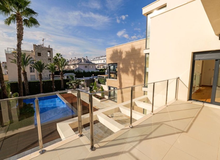 Nouvelle construction - Détaché / Villa -
Torrevieja