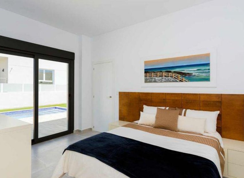 Obra nueva - Independiente / Villa -
Daya Nueva - Centro