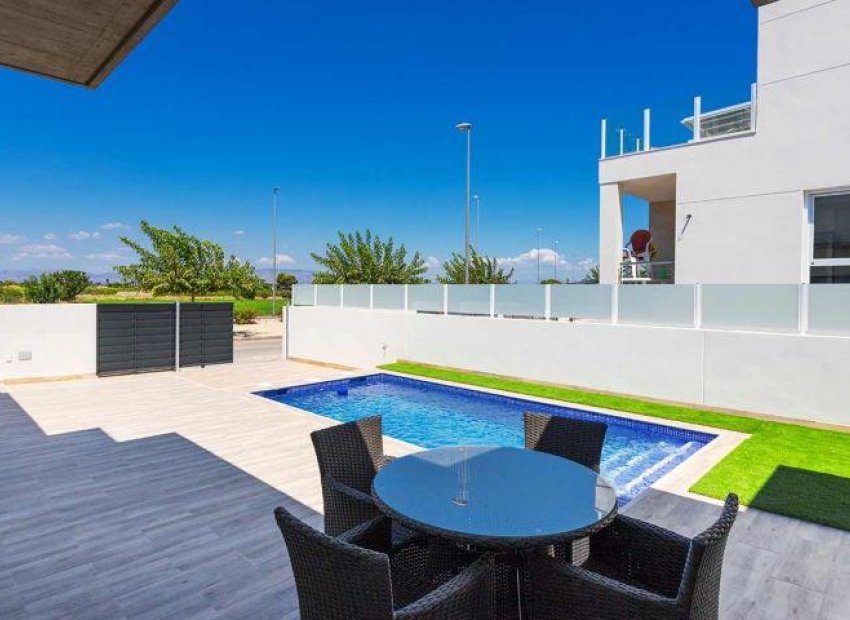 Obra nueva - Independiente / Villa -
Daya Nueva - Centro
