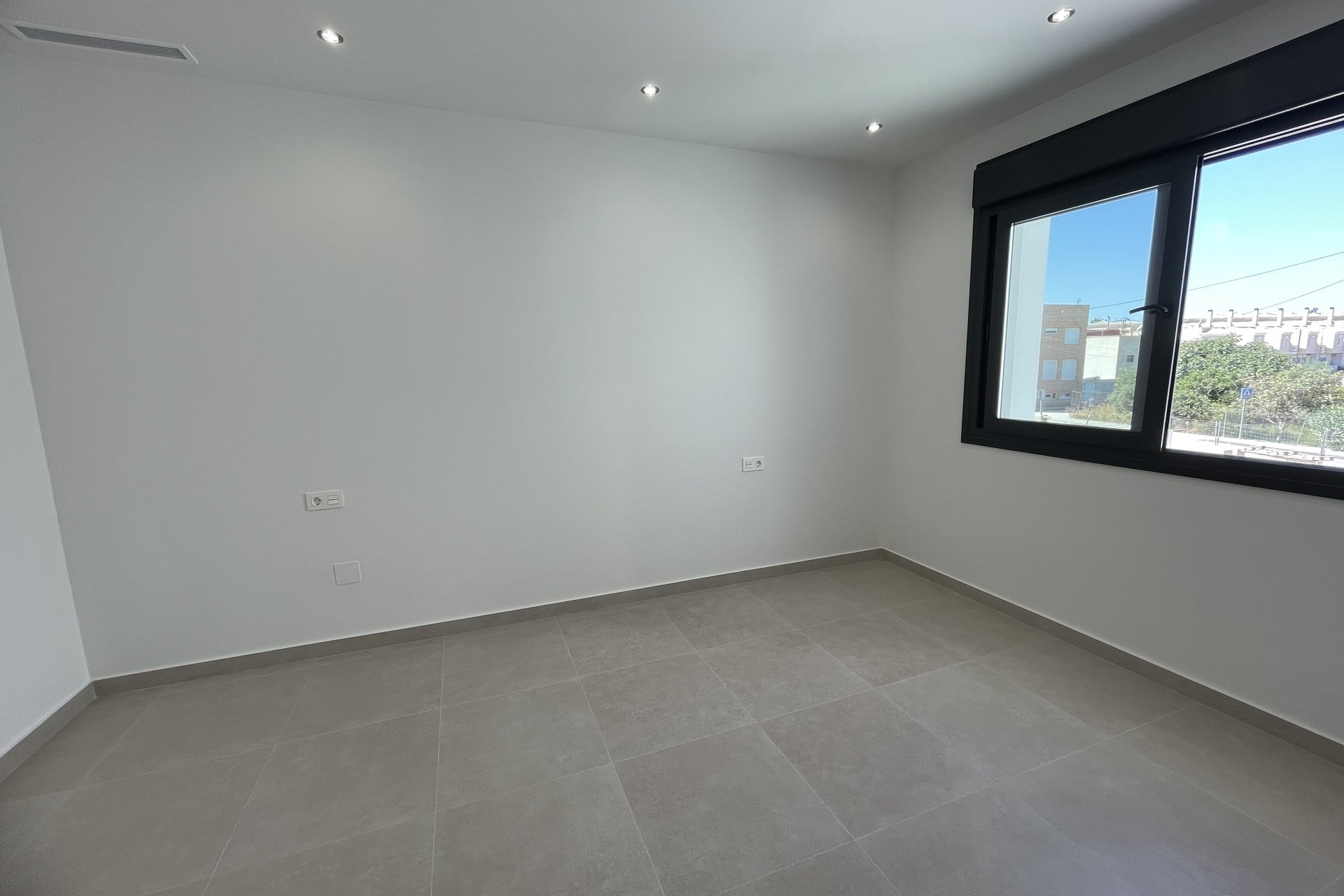 Obra nueva - Independiente / Villa -
Heredades