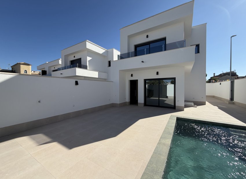 Obra nueva - Independiente / Villa -
Heredades