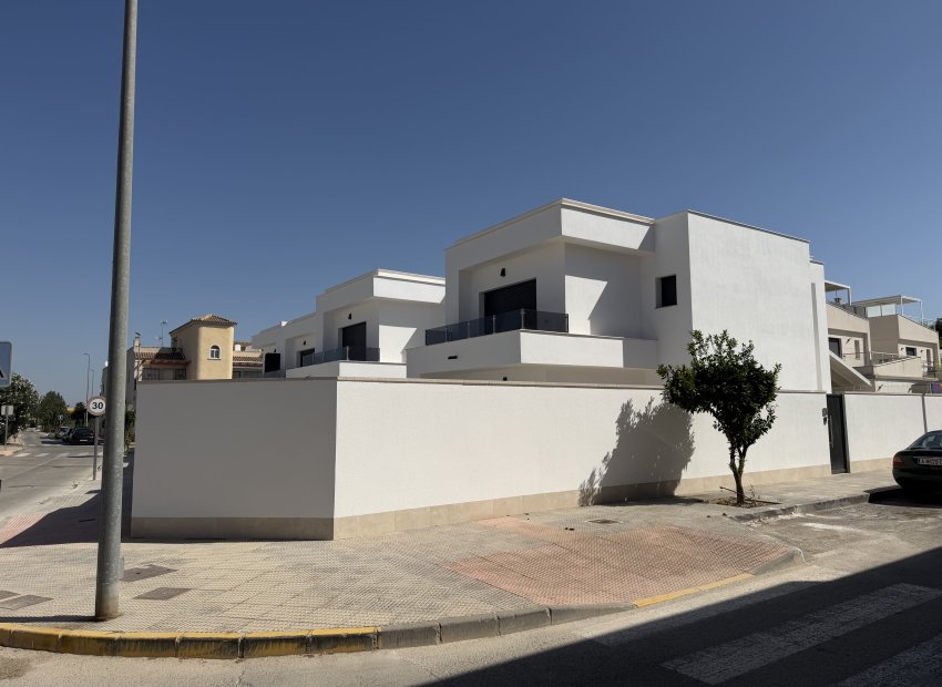 Obra nueva - Independiente / Villa -
Heredades