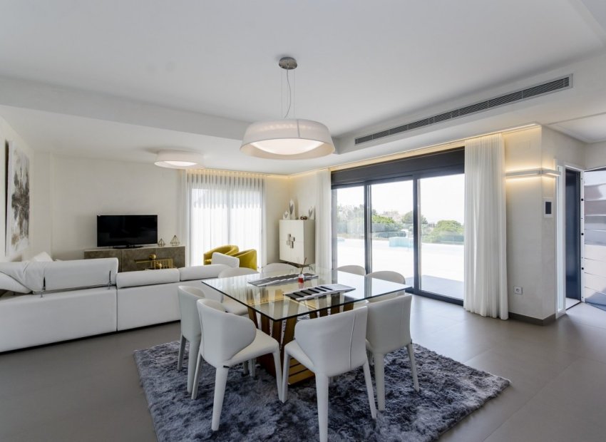 Obra nueva - Independiente / Villa -
Orihuela Costa - Campoamor