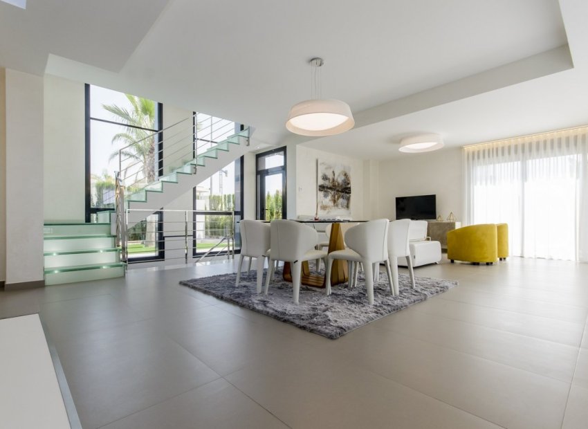 Obra nueva - Independiente / Villa -
Orihuela Costa - Campoamor