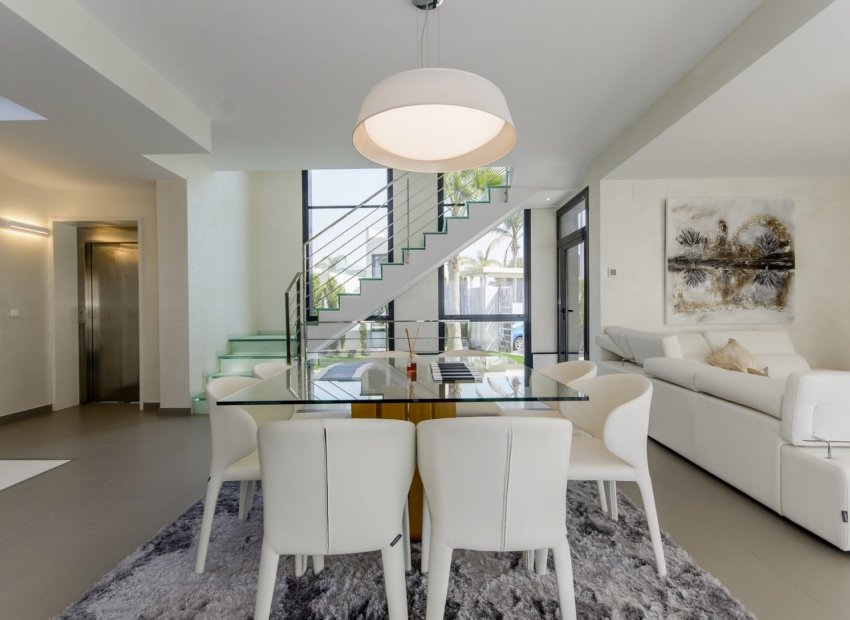 Obra nueva - Independiente / Villa -
Orihuela Costa - Campoamor