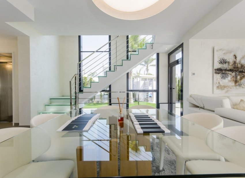 Obra nueva - Independiente / Villa -
Orihuela Costa - Campoamor
