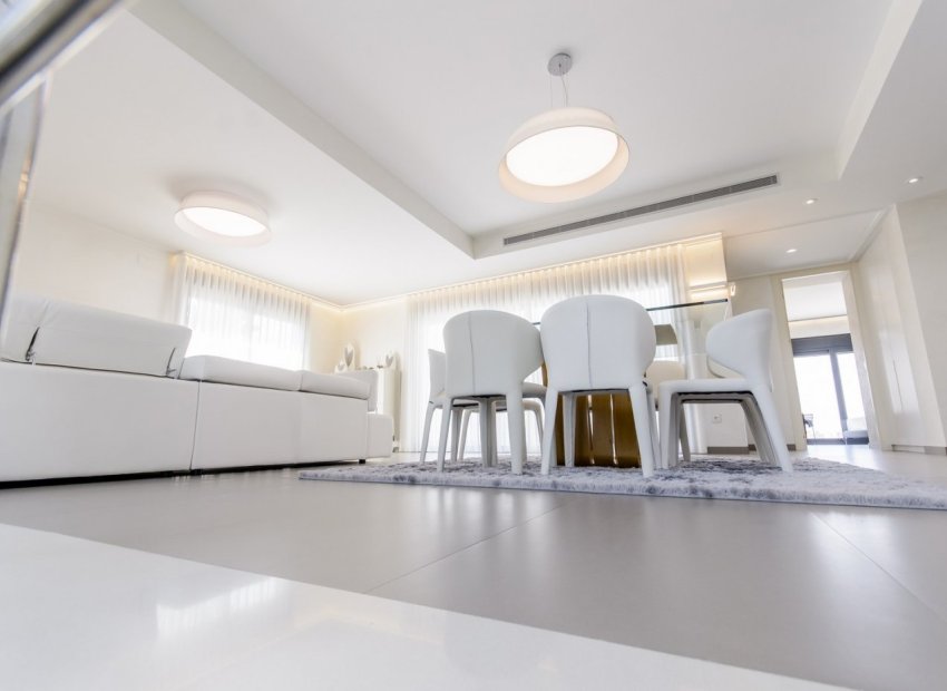 Obra nueva - Independiente / Villa -
Orihuela Costa - Campoamor