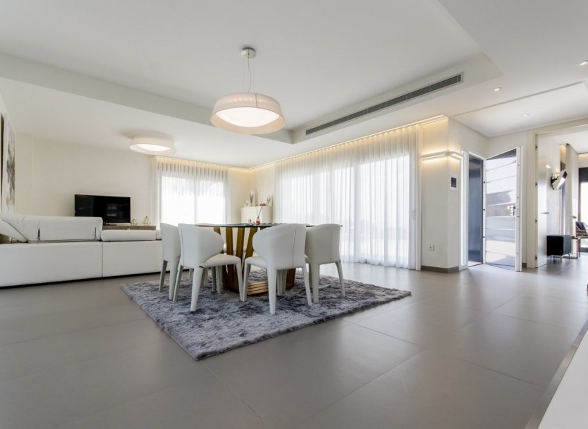Obra nueva - Independiente / Villa -
Orihuela Costa - Campoamor