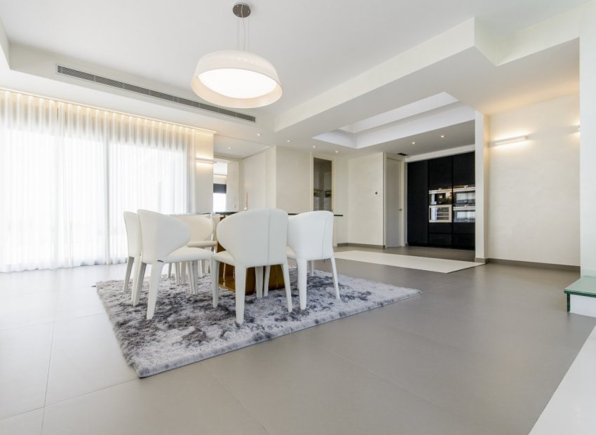 Obra nueva - Independiente / Villa -
Orihuela Costa - Campoamor
