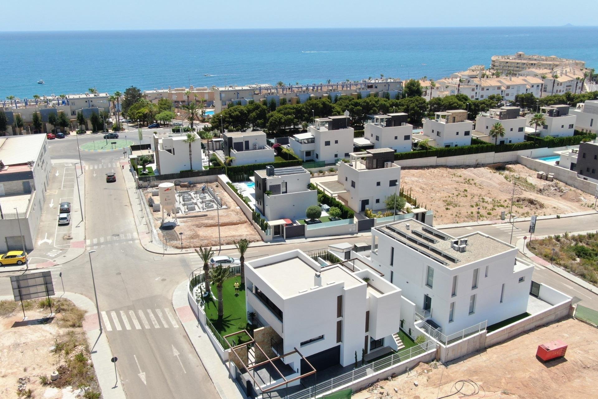 Obra nueva - Independiente / Villa -
Orihuela Costa - Campoamor