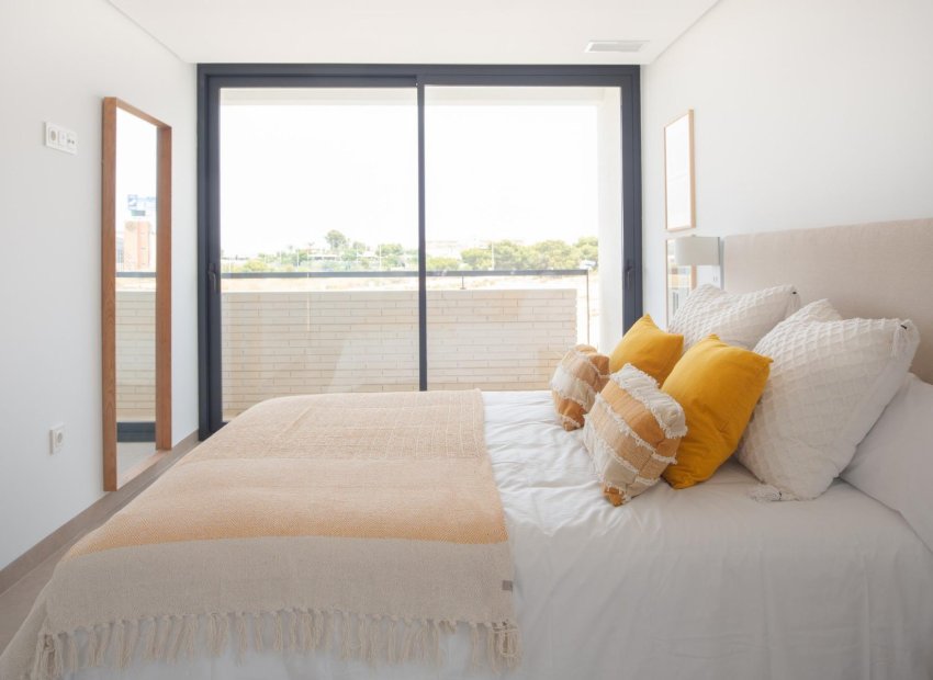 Obra nueva - Independiente / Villa -
Orihuela Costa - Campoamor