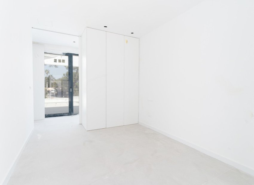 Obra nueva - Independiente / Villa -
Orihuela Costa - Las Filipinas