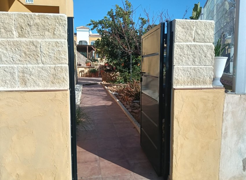 Resale - Apartment -
Los Montesinos - La Herrada