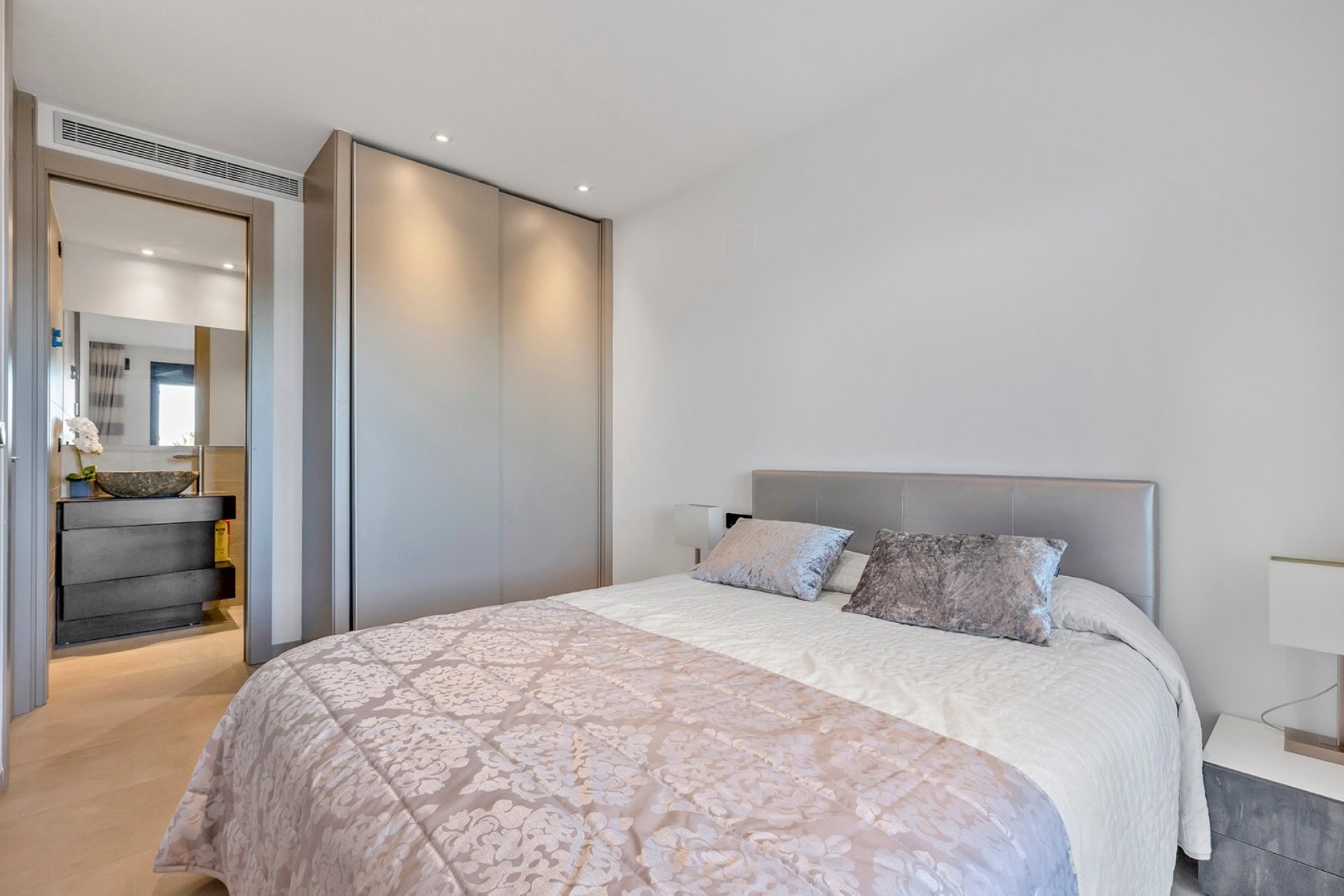 Resale - Apartment -
Orihuela Costa - Cabo roig - La Zenia