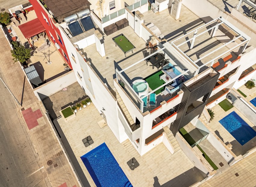 Resale - Bungalow -
Los Altos