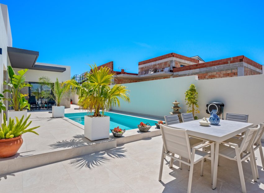 Resale - Detached House / Villa -
Daya Nueva - Costa Blanca South
