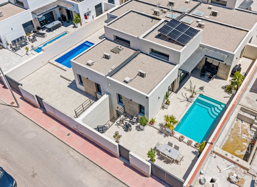 Resale - Detached House / Villa -
Daya Nueva - Costa Blanca South