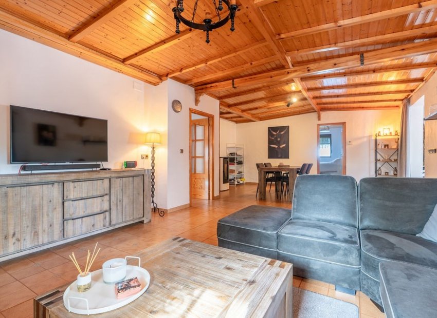 Resale - Detached House / Villa -
Hondón de las Nieves