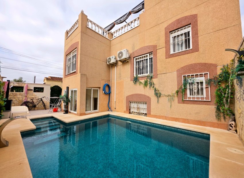 Resale - Detached House / Villa -
La Marina - La Marina Urb