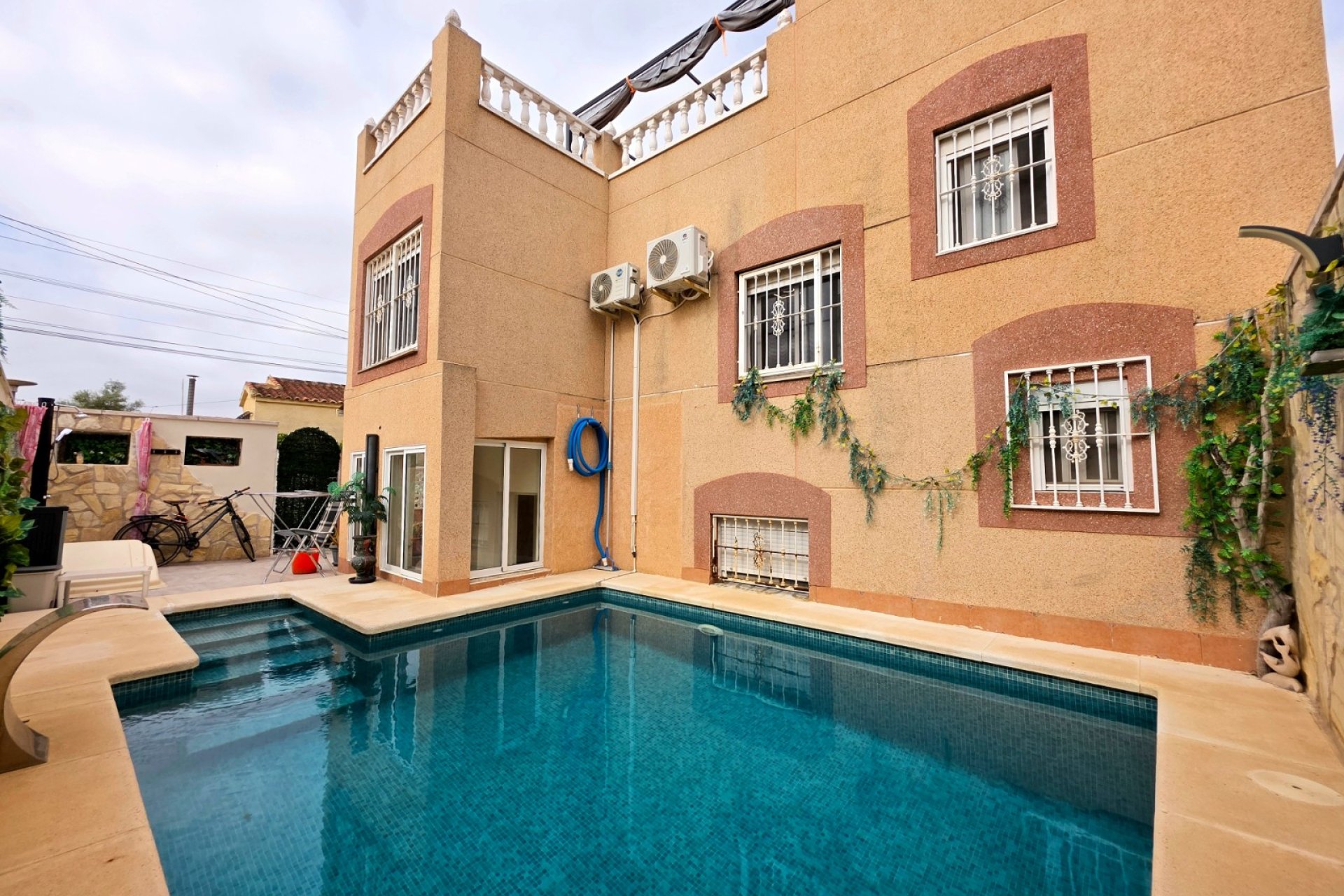 Resale - Detached House / Villa -
La Marina - La Marina Urb