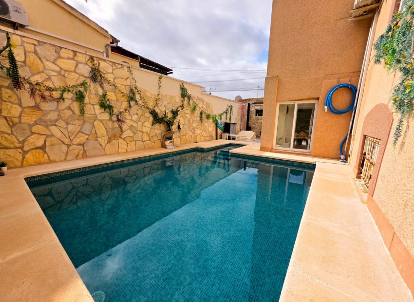 Resale - Detached House / Villa -
La Marina - La Marina Urb
