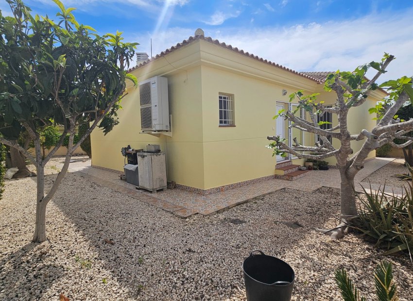 Resale - Detached House / Villa -
La Marina