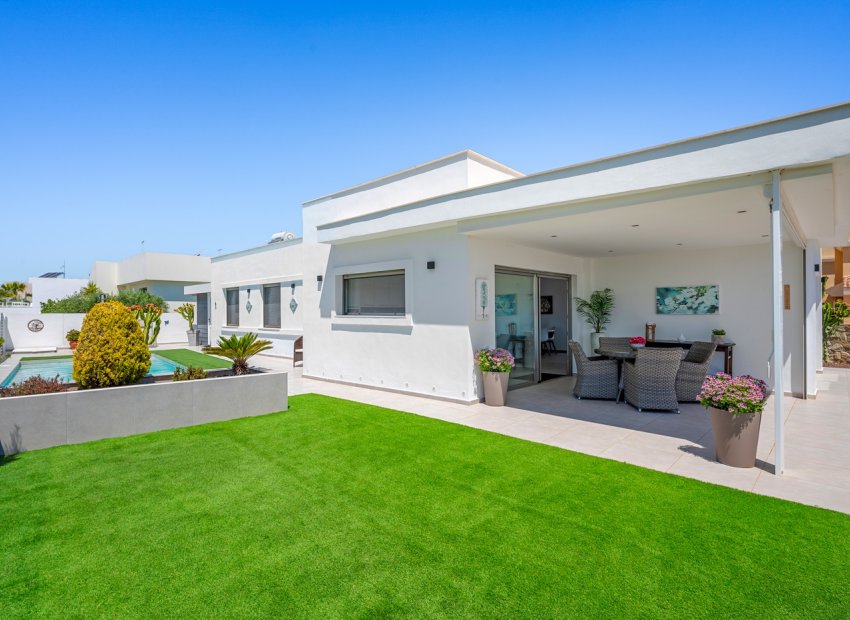 Resale - Detached House / Villa -
La Marina