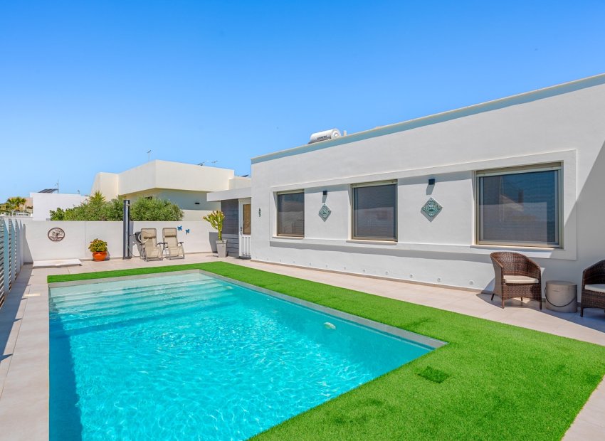 Resale - Detached House / Villa -
La Marina