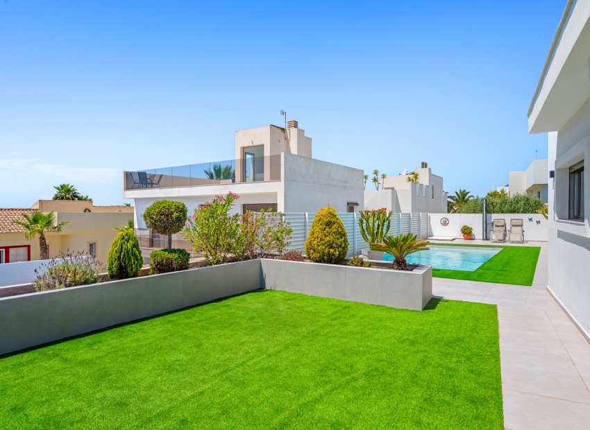 Resale - Detached House / Villa -
La Marina