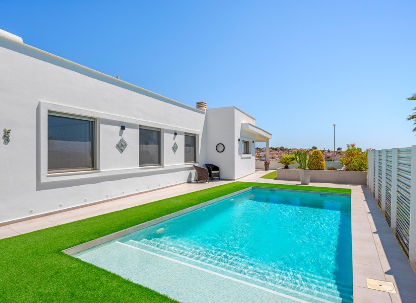Resale - Detached House / Villa -
La Marina