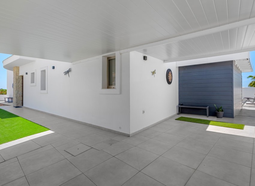 Resale - Detached House / Villa -
La Marina