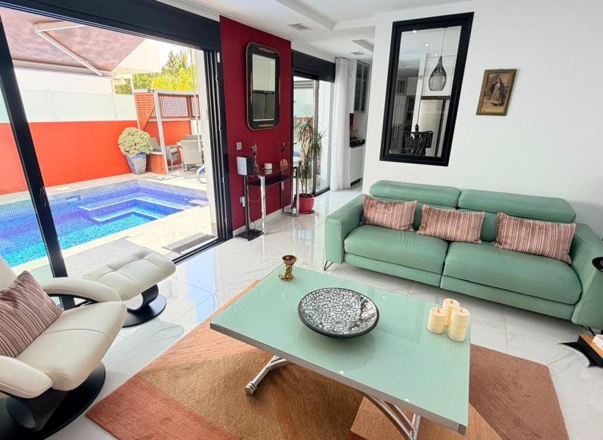 Resale - Detached House / Villa -
Los Montesinos - La Herrada