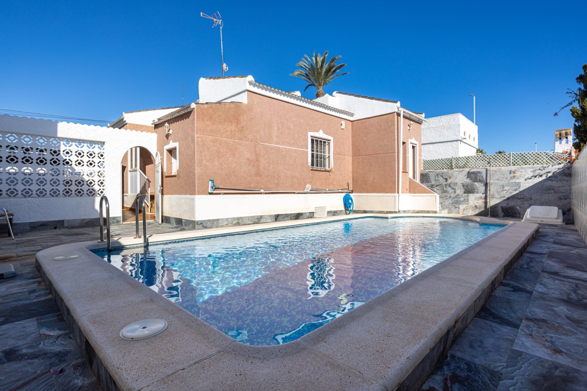 Resale - Detached House / Villa -
Torrevieja - Urbanización San Luis