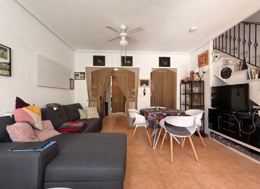 Reventa - Casa adosada -
El Raso