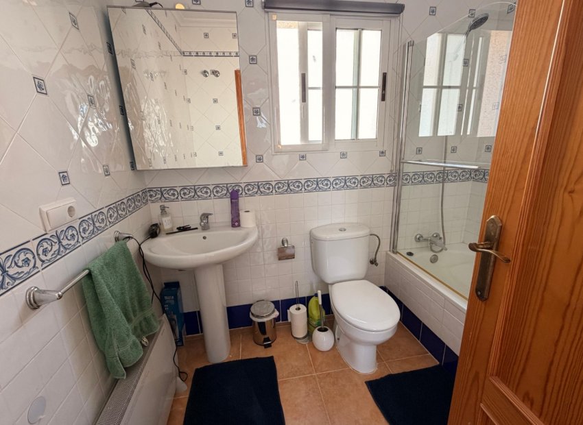 Reventa - Casa adosada -
El Raso