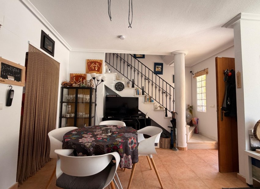 Reventa - Casa adosada -
El Raso