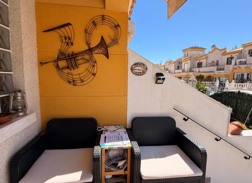 Reventa - Casa adosada -
El Raso