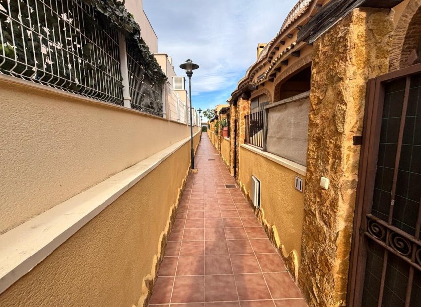 Reventa - Casa adosada -
Guardamar del Segura - Urbanizaciones