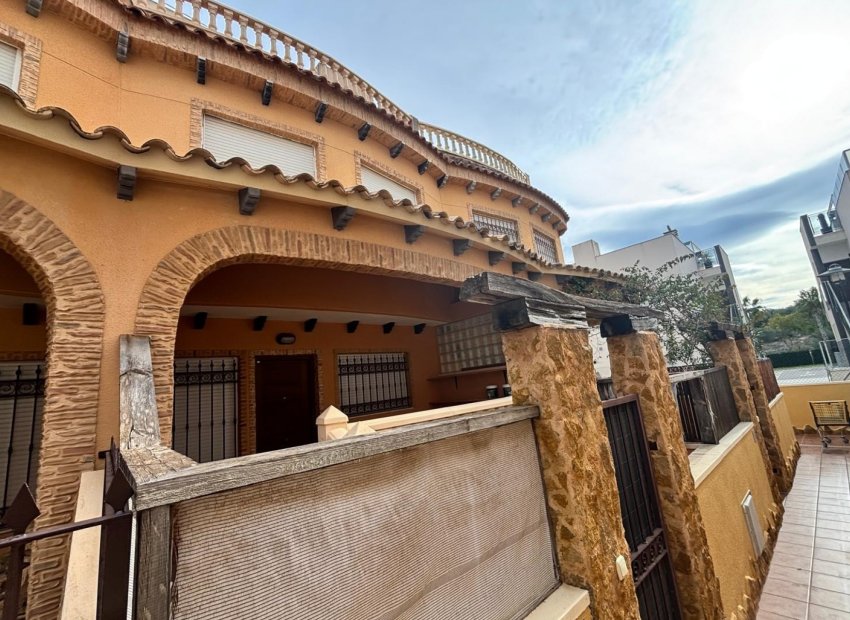 Reventa - Casa adosada -
Guardamar del Segura - Urbanizaciones