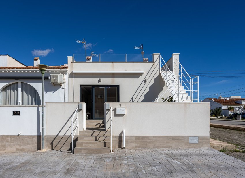 Reventa - Casa adosada -
Torrevieja - Urbanización San Luis