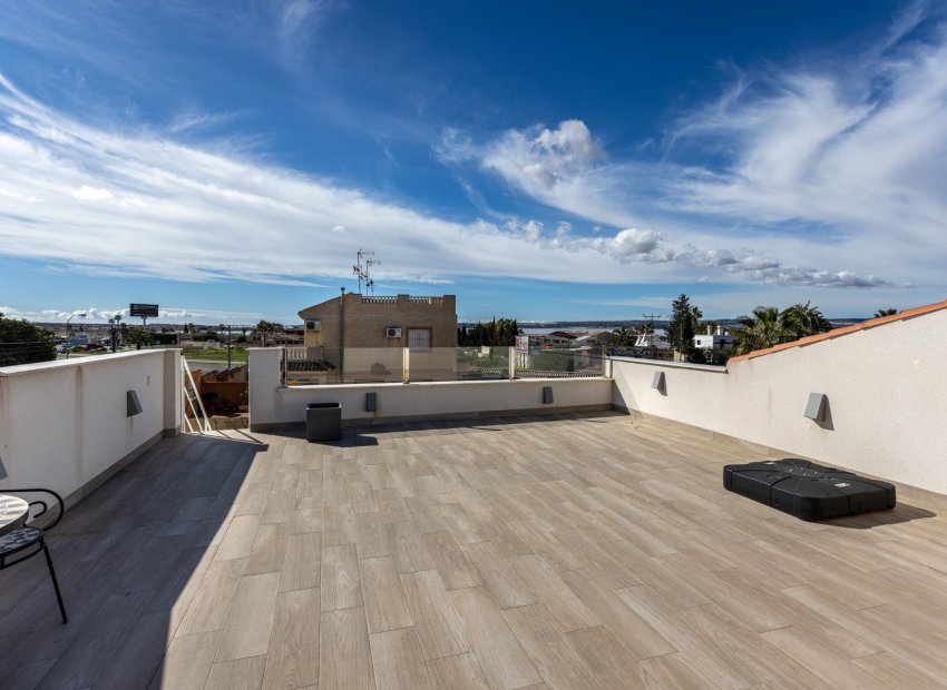 Reventa - Casa adosada -
Torrevieja - Urbanización San Luis