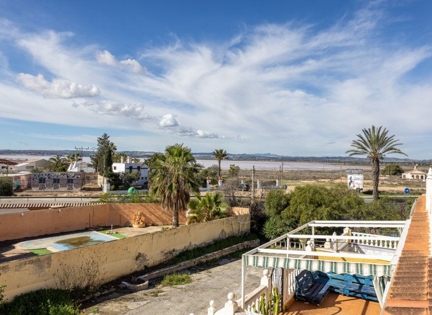 Reventa - Casa adosada -
Torrevieja - Urbanización San Luis