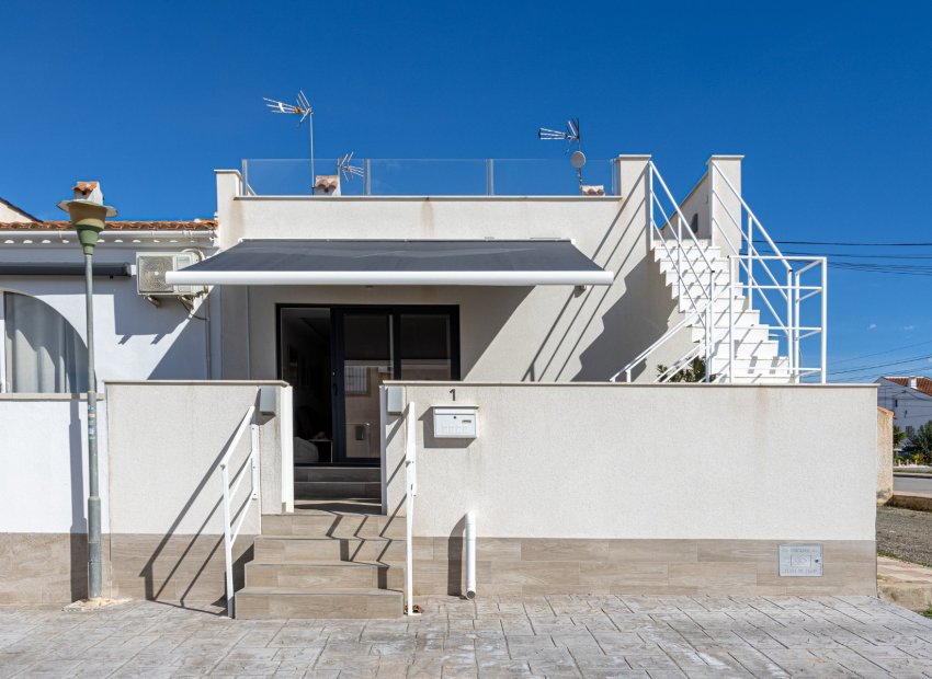 Reventa - Casa adosada -
Torrevieja - Urbanización San Luis